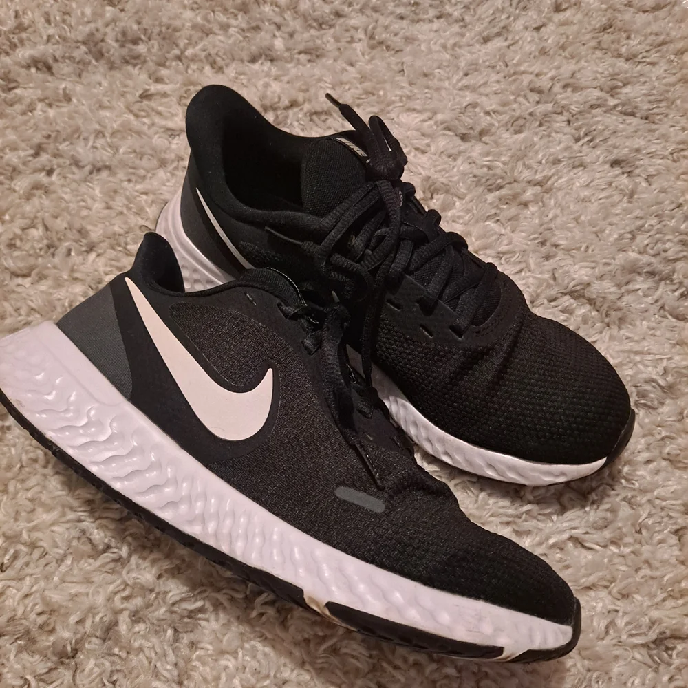 Nike Black and White Jogging Sneakers - Picture 7 of 9